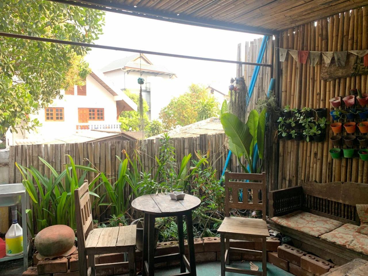 J Giant Hostel Chiang Mai Bagian luar foto